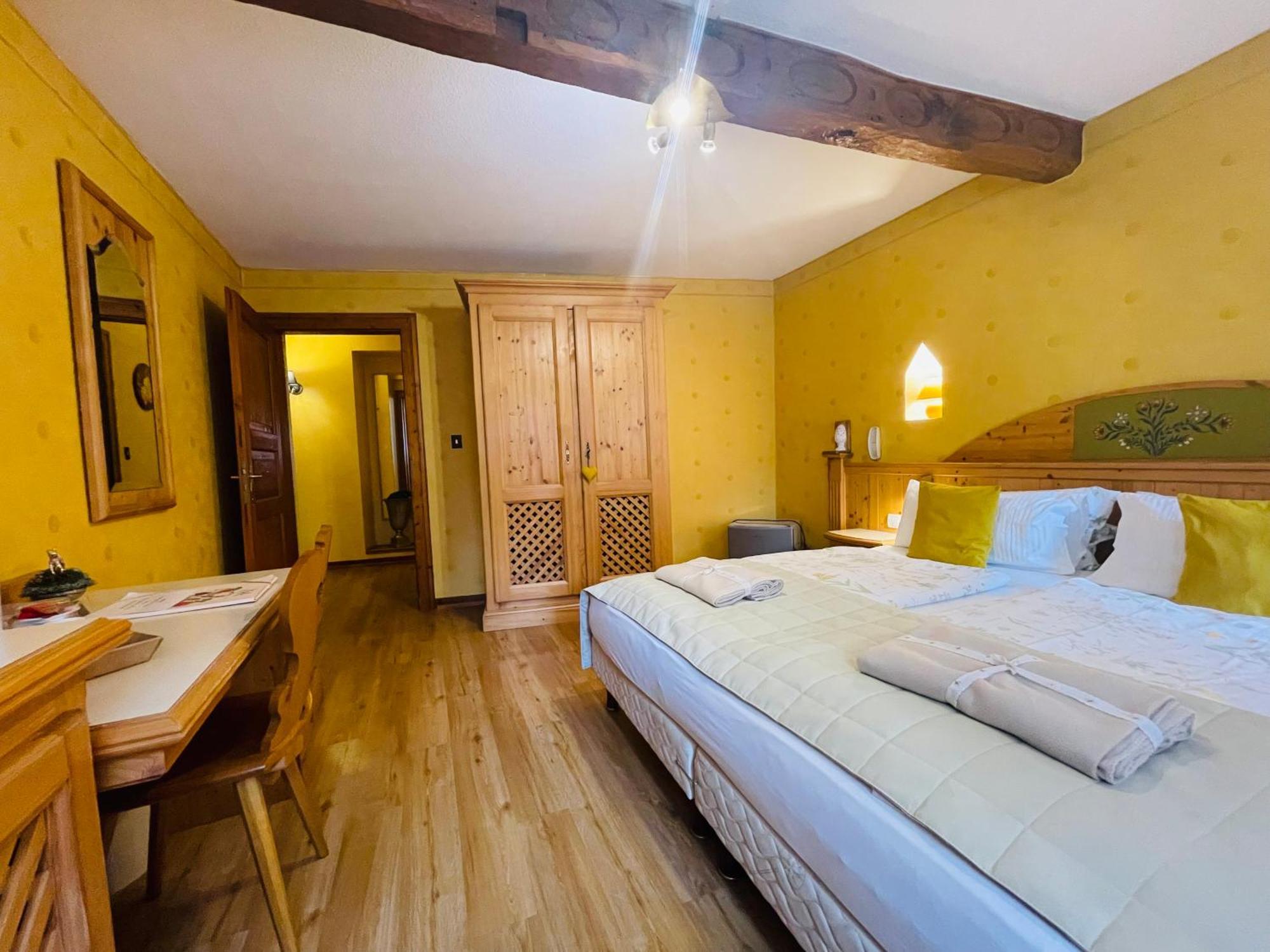 Historisches Gaestehaus Au Faucon Von 1535 Wissembourg Esterno foto