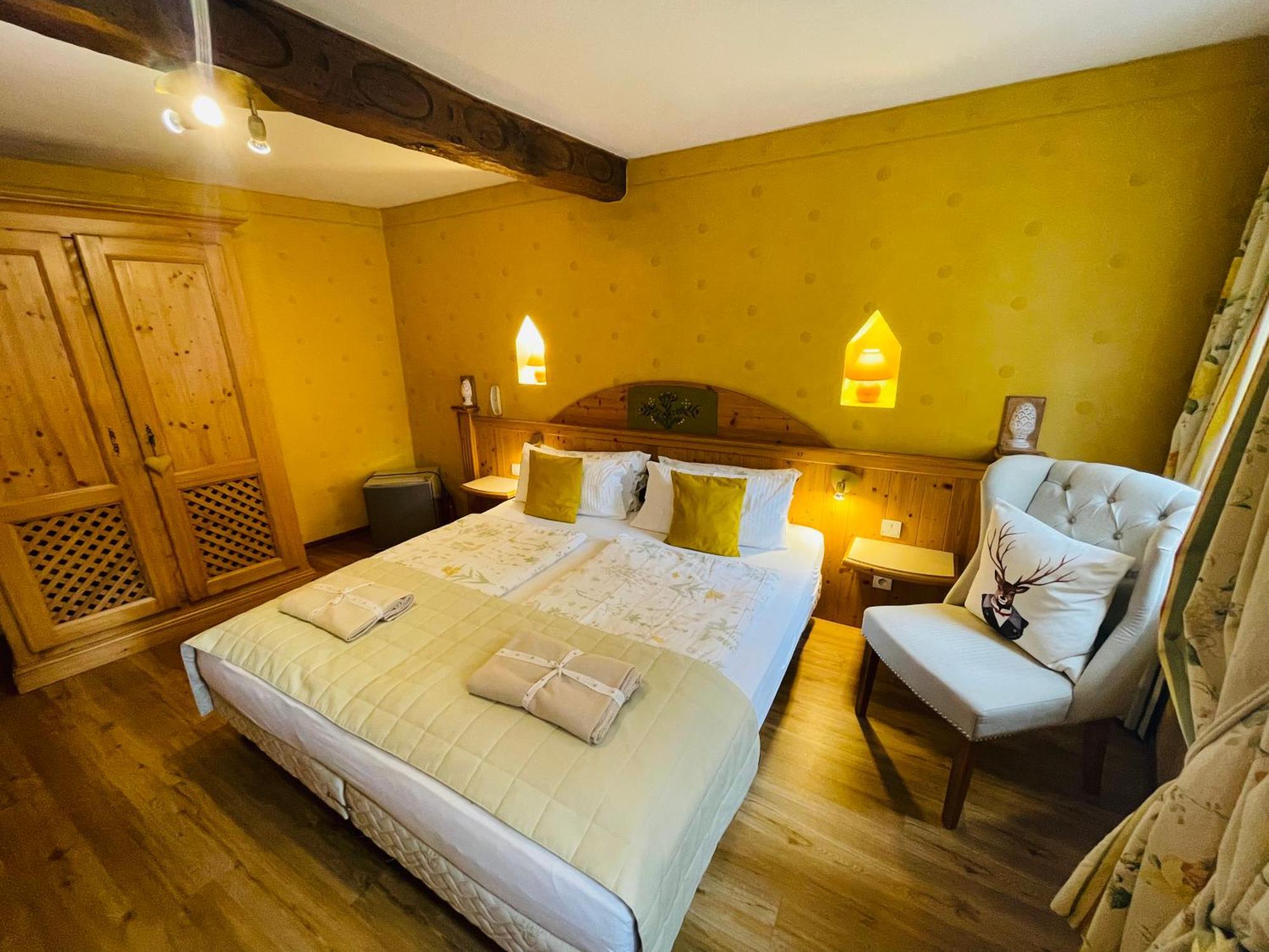 Historisches Gaestehaus Au Faucon Von 1535 Wissembourg Esterno foto