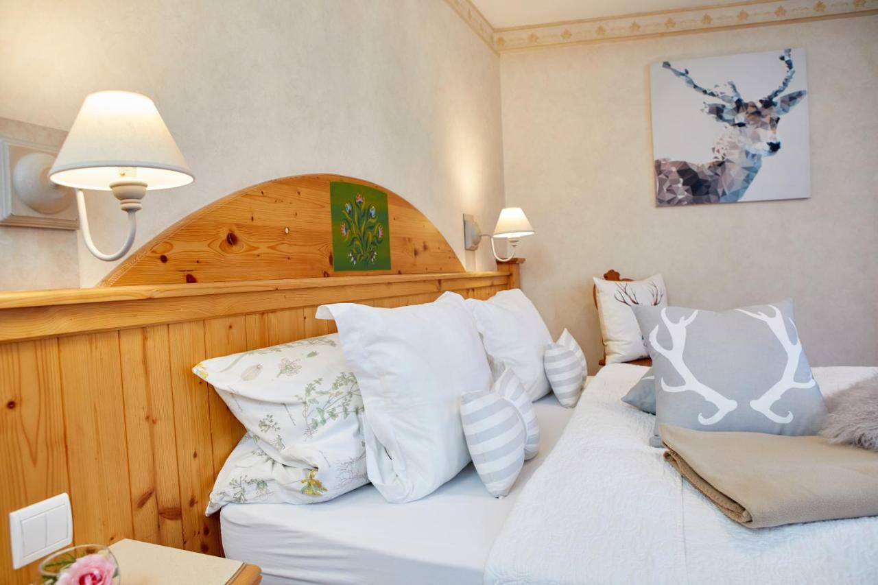 Historisches Gaestehaus Au Faucon Von 1535 Wissembourg Esterno foto